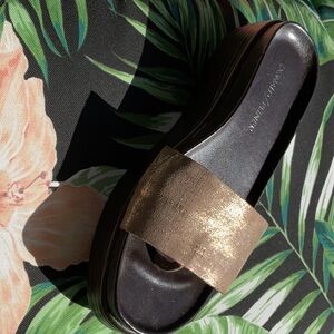 DONALD PLINER FIJI LOW WEDGE SANDAL